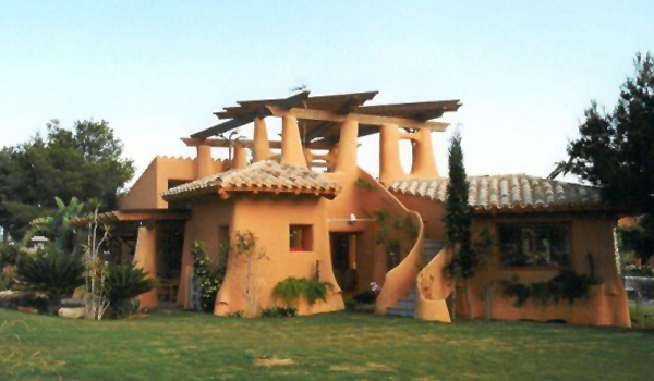 Casa construida con materiales sostenibles