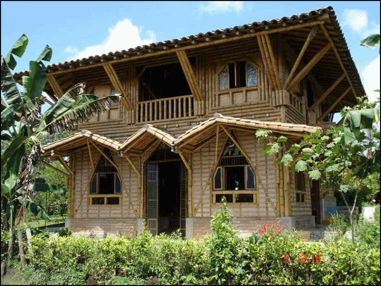 Casa de bambú dos plantas