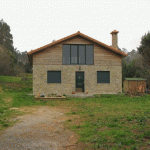 Fotos de casas ecológicas de piedra y madera, Galicia, España.