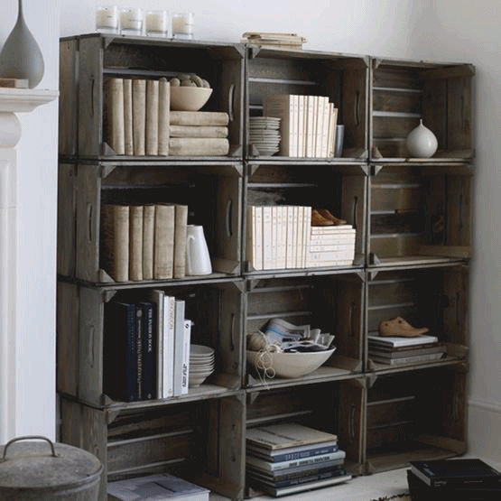 Librería hecha con pallets de madera reciclados