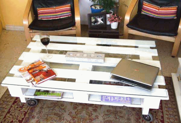 Mesa hecha con pallets de madera reciclados