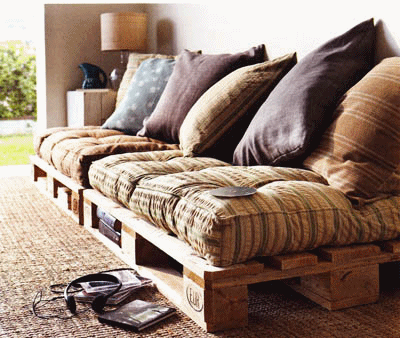 Sofá hecho con pallets de madera reciclados