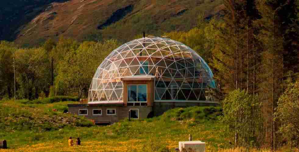 Casa domo solar  y eficiente autoconstruida por la familia Hjertefolger en Noruega