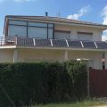 kit solar fotovoltaico instalada en tejado de una casa