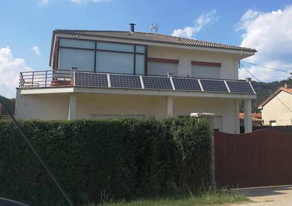 kit solar fotovoltaico instalada en tejado de una casa