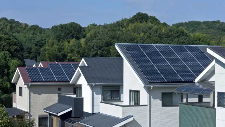 ¿Por qué las placas solares son los dispositivos ideales para iniciarnos en el autoconsumo eléctrico residencial?