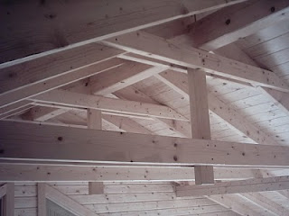 Vigas vistas madera, casa de estructura de madera.